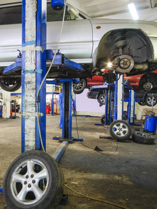 汽车升降机 现代化汽车维修服务的核心利器